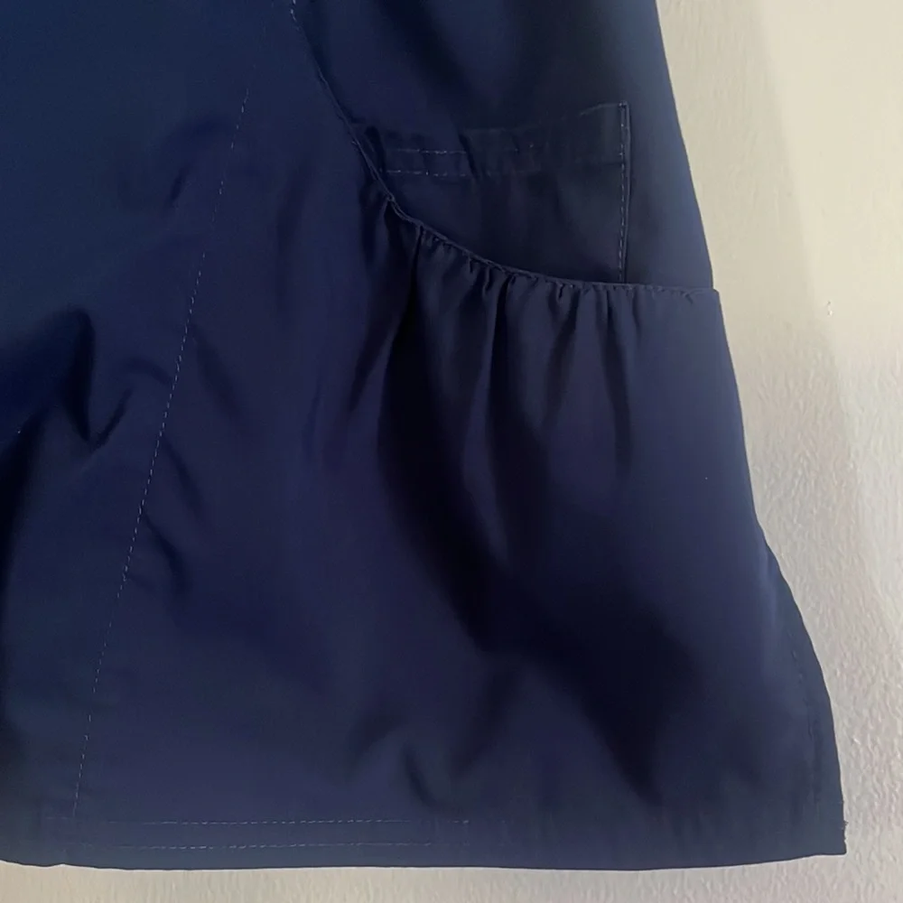 Bundle of 2 scrub tops and 1 scrub pants - Picture 5 of 16